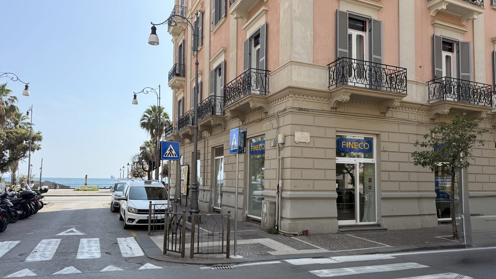 L'ufficio Fineco di Mario Galotto in Via Roma, Salerno